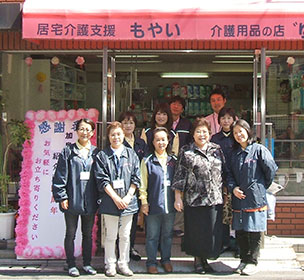 介護用品店の前で感謝祭記念撮影